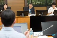 이종호 과학기술정보통신부 장관이 31일 서울 성동구 한양대학교를 방문해 이공계 대학원생들과 ‘대학원 대통령과학장학금’ 및 ‘연구생활장학금’ 에 대해 논의하고 있다. 