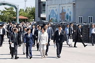 한화진 환경부 장관이 31일 충남 논산시 논산계룡축협자연순환농업센터에서 송미령 농림축산식품부 장관과 이동하고 있다.
