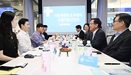 최상목 경제부총리 겸 기획재정부 장관이 30일 서울 서초구 소재 중소 수출기업 (주)링티를 방문해 임직원 및 유관기관들과 간담회를 하고 있다. 