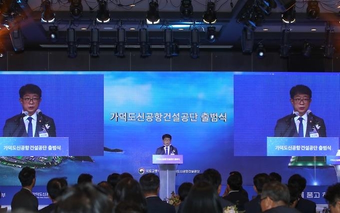 박상우 국토교통부 장관이 31일 부산 강서구 신라스테이 서부산에서 열린 ‘가덕도신공항건설공단 출범식’에서 기념사를 하고 있다.