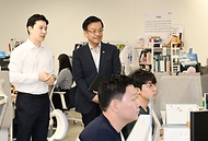 최상목 경제부총리 겸 기획재정부 장관이 30일 서울 서초구 소재 중소 수출기업 (주)링티를 방문해 사무공간을 둘러보며 이원철 링티 대표로부터 설명을 듣고 있다. 