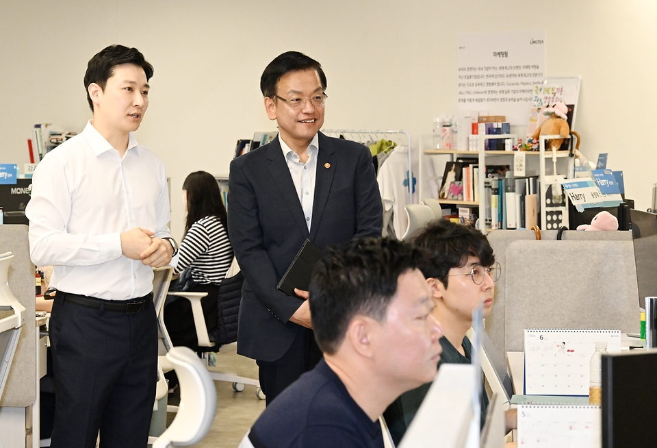 최상목 경제부총리 겸 기획재정부 장관이 30일 서울 서초구 소재 중소 수출기업 (주)링티를 방문해 사무공간을 둘러보며 이원철 링티 대표로부터 설명을 듣고 있다. 