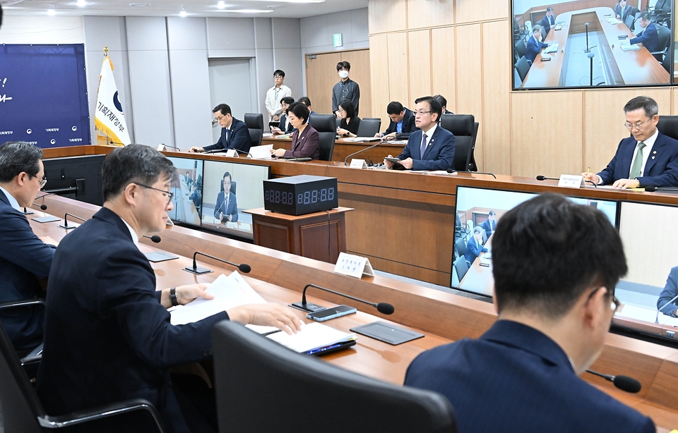 최상목 경제부총리 겸 기획재정부 장관이 3일 정부세종청사에서 열린 ‘경제관계장관회의’를 주재하며 발언하고 있다.