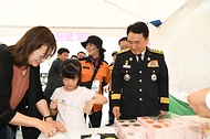 남화영 소방청장이 1일 세종특별자치시 세종호수공원 중앙광장에서 열린 ‘2024 소방안전문화 대축제’에서 체험존을 살펴보고 있다.