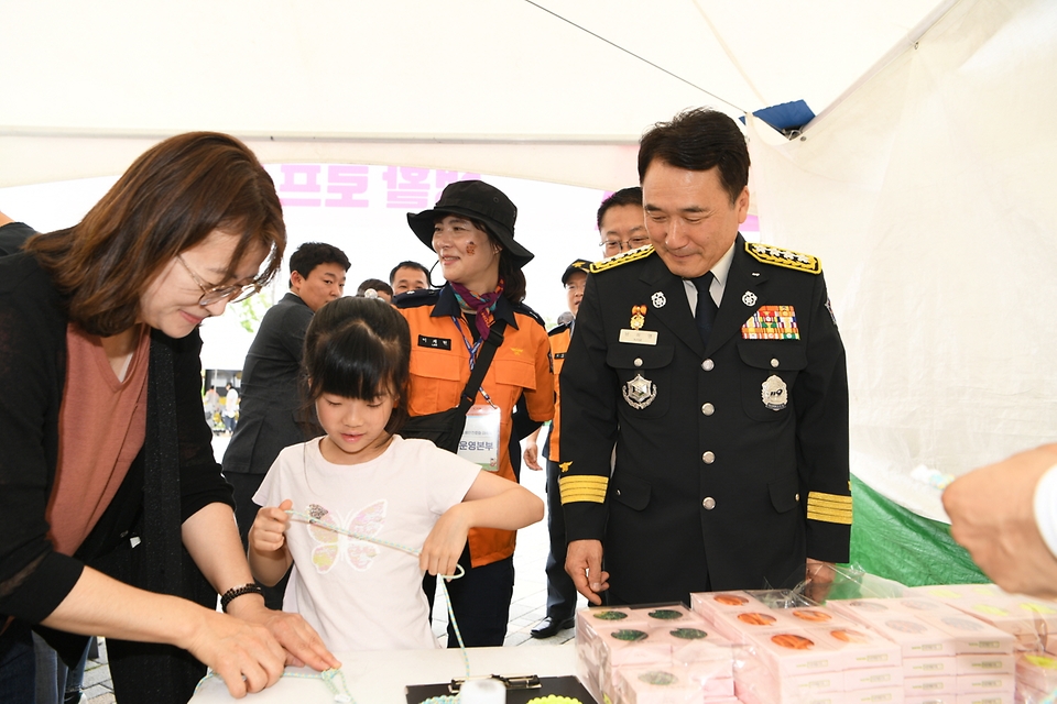 남화영 소방청장이 1일 세종특별자치시 세종호수공원 중앙광장에서 열린 ‘2024 소방안전문화 대축제’에서 체험존을 살펴보고 있다.