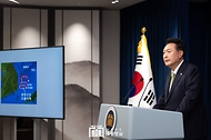 윤석열 대통령이 3일 서울 용산 대통령실 청사 브리핑실에서 열린 국정브리핑에 참석해 동해 석유·가스 매장과 관련해 설명하고 있다. 