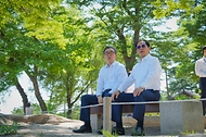 조태열 외교부 장관이 31일 서울 종로구 경북궁에서 부이 타잉 썬(Bui Thanh Son) 베트남 외교장관과 경회루와 향원정 일대를 함께 산책하며 담소를 나누고 있다.