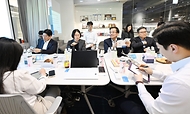최상목 경제부총리 겸 기획재정부 장관이 30일 서울 서초구 소재 중소 수출기업 (주)링티를 방문해 임직원 및 유관기관들과 간담회를 하고 있다. 