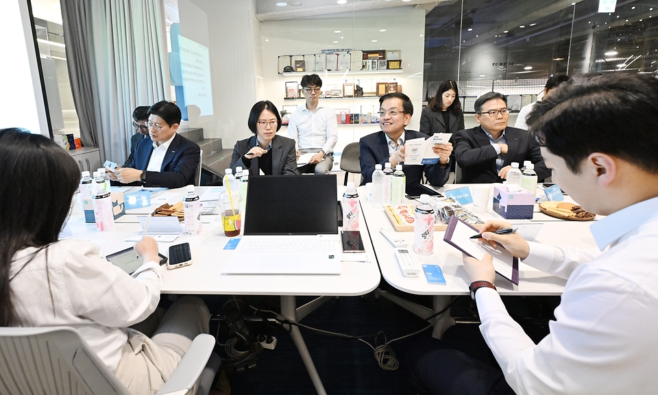 최상목 경제부총리 겸 기획재정부 장관이 30일 서울 서초구 소재 중소 수출기업 (주)링티를 방문해 임직원 및 유관기관들과 간담회를 하고 있다. 