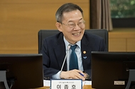 이종호 과학기술정보통신부 장관이 31일 서울 성동구 한양대학교를 방문해 이공계 대학원생들과 ‘대학원 대통령과학장학금’ 및 ‘연구생활장학금’ 에 대해 논의하고 있다. 