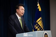 윤석열 대통령이 3일 서울 용산 대통령실 청사 브리핑실에서 열린 국정브리핑에 참석해 동해 석유·가스 매장과 관련해 설명하고 있다. 