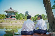 조태열 외교부 장관이 31일 서울 종로구 경북궁에서 부이 타잉 썬(Bui Thanh Son) 베트남 외교장관과 경회루와 향원정 일대를 함께 산책하며 담소를 나누고 있다.