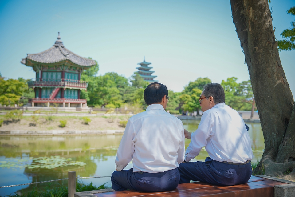 조태열 외교부 장관이 31일 서울 종로구 경북궁에서 부이 타잉 썬(Bui Thanh Son) 베트남 외교장관과 경회루와 향원정 일대를 함께 산책하며 담소를 나누고 있다.