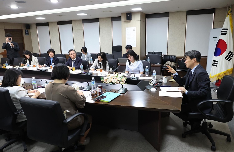 이주호 사회부총리 겸 교육부 장관이 30일 서울 영등포구 한국교육시설안전원에서 ‘학생 마음건강 증진’을 주제로 열린 ‘제28차 함께차담회’에서 발언을 하고 있다.