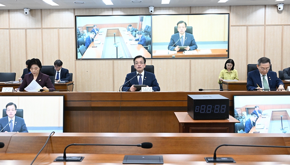 최상목 경제부총리 겸 기획재정부 장관이 3일 정부세종청사에서 열린 ‘경제관계장관회의’를 주재하며 발언하고 있다.