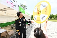 남화영 소방청장이 1일 세종특별자치시 세종호수공원 중앙광장에서 열린 ‘2024 소방안전문화 대축제’에서 체험존을 살펴보고 있다.