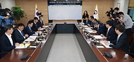 김주현 금융위원회 위원장이 3일 오후 서울 종로구 정부서울청사에서 고학수 개인정보보호위원회 위원장, 이종호 과학기술정보통신부 장관, 이복현 금융감독원 원장, 이봉우 국립과학수사연구원 원장, 이상중 한국인터넷진흥원 원장과 'AI·데이터 기반 보이스피싱 예방을 위한 상호 업무협약(MOU)'을 체결하고 있다.