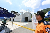 남화영 소방청장이 3일 충남 공주시 중앙소방학교에서 열린 ‘제37회 전국소방기술경연대회’에 참석해 경연장을 살펴보고 있다.