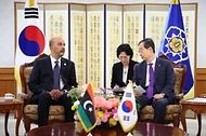 한덕수 국무총리가 3일 서울 종로구 정부서울청사에서 무사 알 코니(Mossa Al Kouni) 리비아 대통령위원회 부위원장과 회담하고 있다.