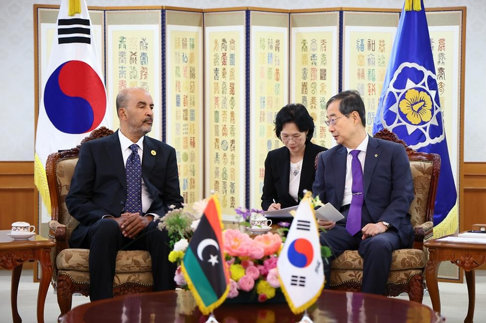 한덕수 국무총리가 3일 서울 종로구 정부서울청사에서 무사 알 코니(Mossa Al Kouni) 리비아 대통령위원회 부위원장과 회담하고 있다.