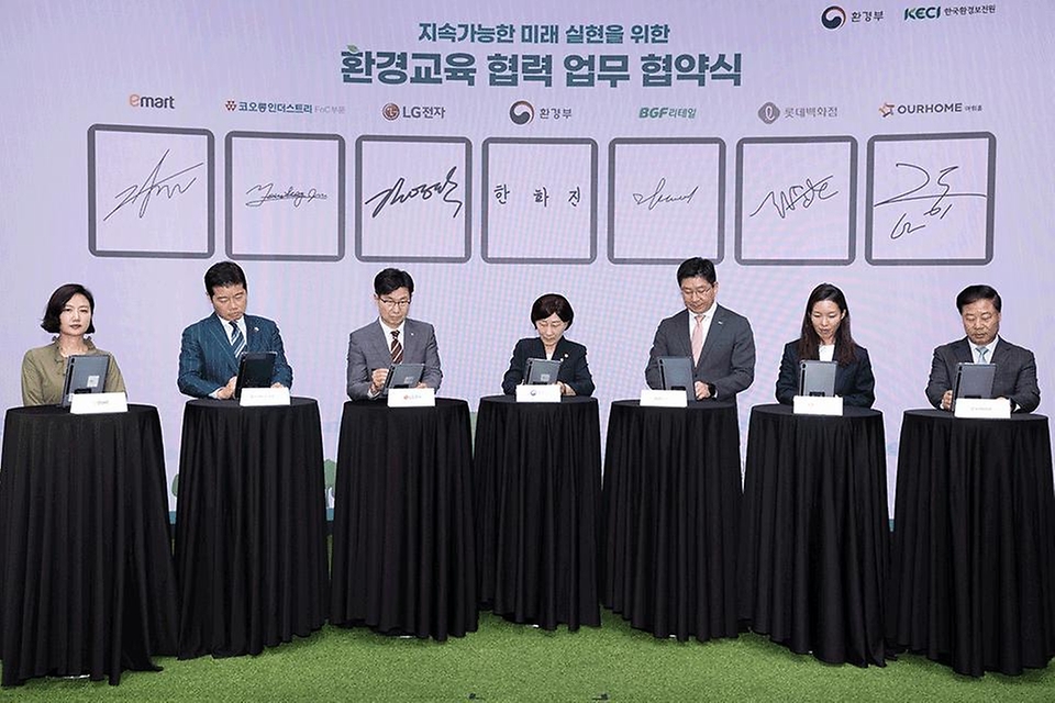 한화진 환경부 장관이 3일 서울 코엑스에서 열린 ‘지속 가능한 미래 실현을 위한 환경교육 협력 업무 협약식’에 참석해 LG전자 등 6개 기업들과 업무 협약을 체결하고 있다. (왼쪽부터 김지현 ㈜이마트 상무, 유석진 코오롱인더스트리(주)FnC 대표이사, 김영락 LG전자(주) 부사장, 한화진 환경부 장관, 민승배 (주)BGF리테일 대표이사, 이경희 롯데백화점 상무, 금동일 ㈜아워홈 안전경영총괄 대표)