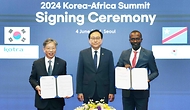 정인교 산업통상자원부 통상교섭본부장이 4일 서울 강남구 코엑스인터컨티넨탈호텔 하모니볼룸에서 열린 ‘한-아프리카 계약·업무협약(MOU) 서명식’에서 진행된 KOTRA와 DR콩고 투자진흥청 간 업무협약(MOU) 서명식에 배석하고 있다. 