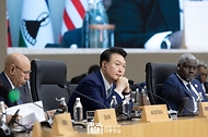 윤석열 대통령이 4일 경기도 일산 한-아프리카 정상회의장에서 열린 ‘2024 한-아프리카 정상회의’에서 참석자 발언을 듣고 있다. 