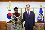 한덕수 국무총리가 3일 서울 종로구 정부서울청사에서 제시카 알루포 에펠(Jessica Alupo Epel) 우간다 부통령과 악수하며 기념 촬영을 하고 있다.