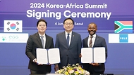 정인교 산업통상자원부 통상교섭본부장이 4일 서울 강남구 코엑스인터컨티넨탈호텔 하모니볼룸에서 열린 ‘한-아프리카 계약·업무협약(MOU) 서명식’에서 진행된 이그린글로벌과 남아프리카공화국 펠레 에그리 에너지그룹 간 업무협약(MOU) 서명식에 배석하고 있다.