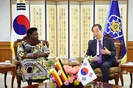 한덕수 국무총리가 3일 서울 종로구 정부서울청사에서 제시카 알루포 에펠(Jessica Alupo Epel) 우간다 부통령과 회담하고 있다.