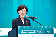 한화진 환경부 장관이 3일 서울 강남구 코엑스에서 열린 ‘2024년 통합환경관리 국제콘퍼런스’에 참석해 개회사를 하고 있다.