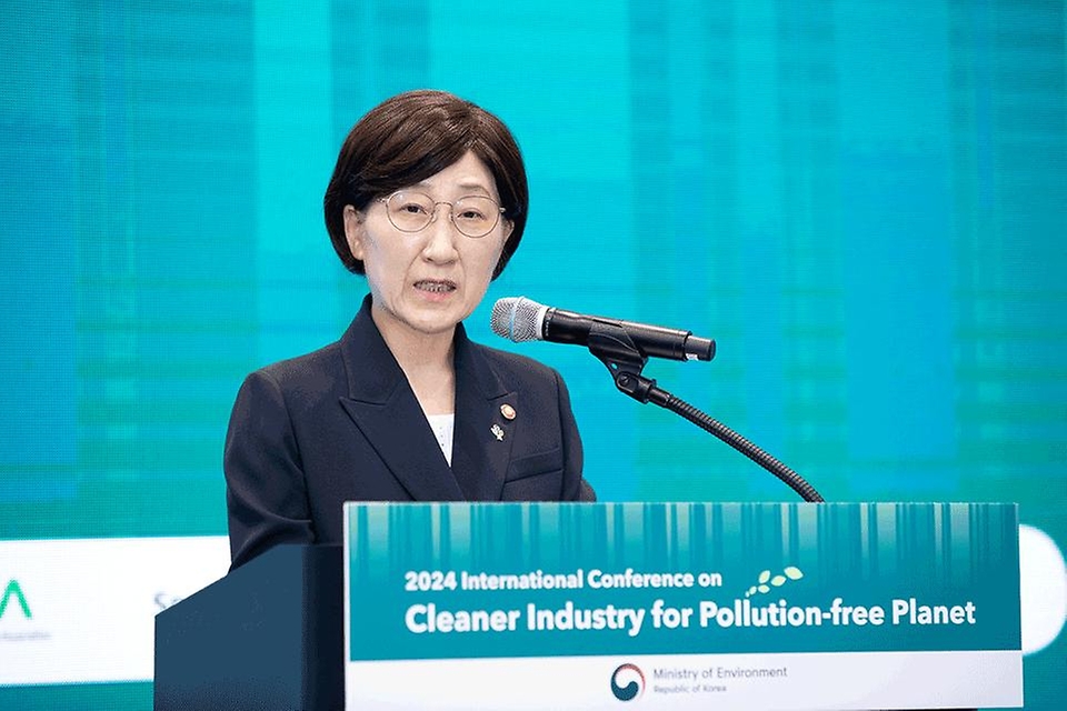 한화진 환경부 장관이 3일 서울 강남구 코엑스에서 열린 ‘2024년 통합환경관리 국제콘퍼런스’에 참석해 개회사를 하고 있다.
