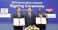 정인교 산업통상자원부 통상교섭본부장이 4일 서울 강남구 코엑스인터컨티넨탈호텔 하모니볼룸에서 열린 ‘한-아프리카 계약·업무협약(MOU) 서명식’에서 진행된 한국무역보험공사와 앙골라 재무부 간 업무협약(MOU) 서명식에 배석하고 있다. 