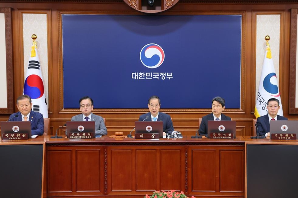 한덕수 국무총리가 4일 서울 종로구 정부서울청사에서 열린 ‘제25회 국무회의’를 주재하며 발언하고 있다.