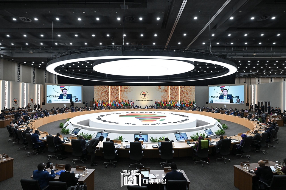 윤석열 대통령이 4일 경기도 일산 한-아프리카 정상회의장에서 열린 ‘2024 한-아프리카 정상회의’ 개회식에서 개회사를 하고 있다.