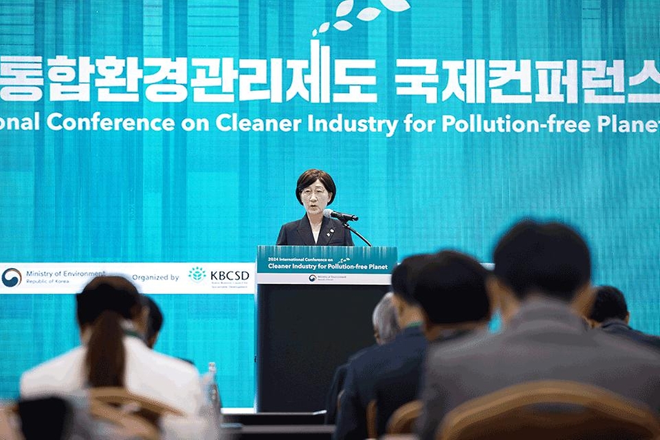 한화진 환경부 장관이 3일 서울 강남구 코엑스에서 열린 ‘2024년 통합환경관리 국제콘퍼런스’에 참석해 개회사를 하고 있다.