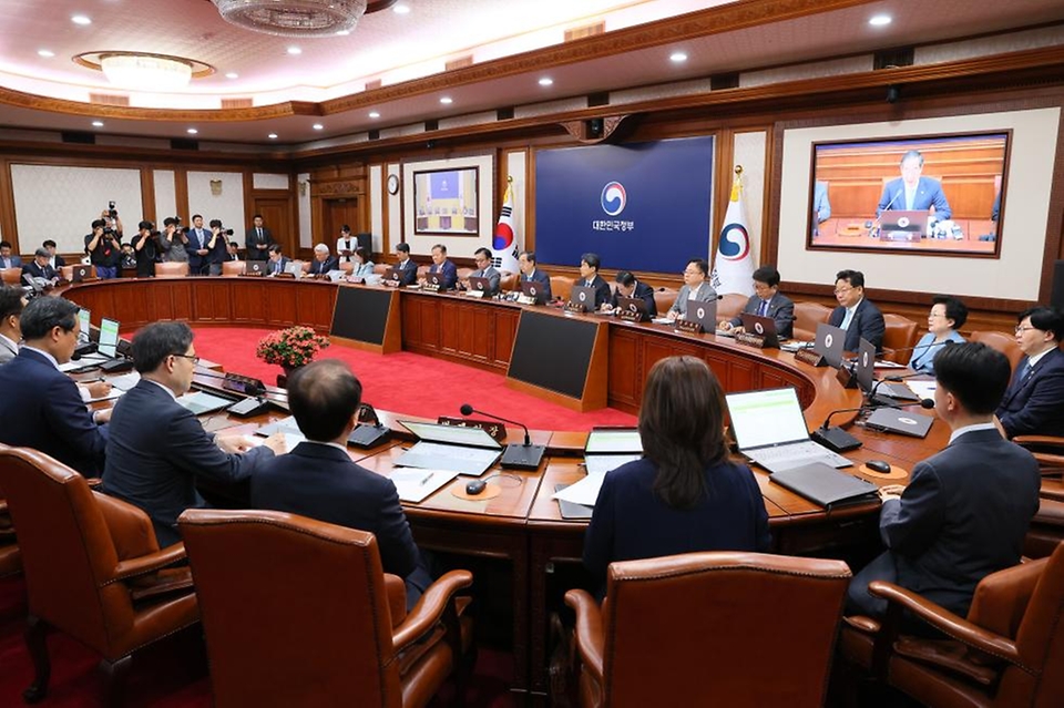 한덕수 국무총리가 4일 서울 종로구 정부서울청사에서 열린 ‘제25회 국무회의’를 주재하며 발언하고 있다.