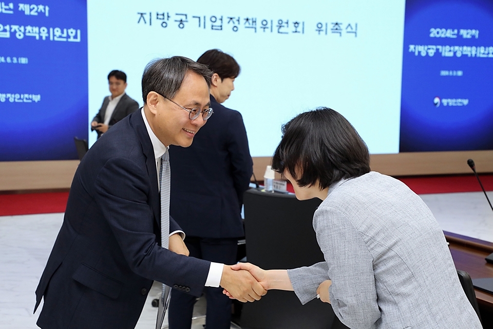 고기동 행정안전부 차관이 3일 세종특별자치시 정부세종청사 중앙동 대회의실에서 열린 ‘제8기 지방공기업정책위원회 위촉식’에 참석해 위원들과 악수하며 인사하고 있다.