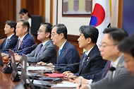 한덕수 국무총리가 4일 서울 종로구 정부서울청사에서 열린 ‘제25회 국무회의’를 주재하며 발언하고 있다.