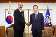 한덕수 국무총리가 3일 서울 종로구 정부서울청사에서 무사 알 코니(Mossa Al Kouni) 리비아 대통령위원회 부위원장과 악수하며 기념 촬영을 하고 있다.