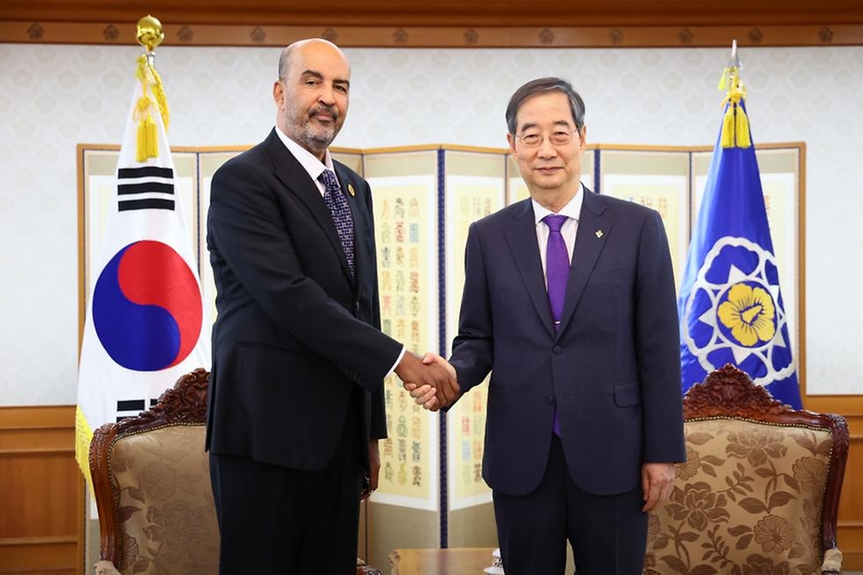 한덕수 국무총리가 3일 서울 종로구 정부서울청사에서 무사 알 코니(Mossa Al Kouni) 리비아 대통령위원회 부위원장과 악수하며 기념 촬영을 하고 있다.