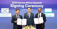 정인교 산업통상자원부 통상교섭본부장이 4일 서울 강남구 코엑스인터컨티넨탈호텔 하모니볼룸에서 열린 ‘한-아프리카 계약·업무협약(MOU) 서명식’에서 진행된 한국수입협회와 르완다 개발청 간 업무협약(MOU) 서명식에 배석하고 있다.