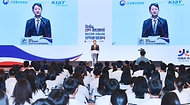 안덕근 산업통상자원부 장관이 3일 서울 중구 대한상공회의소 국제회의장에서 열린 ‘한미 첨단분야 청년교류 지원사업 1기 장학생 발대식’에 참석해 축사하고 있다.