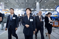 한화진 환경부 장관이 3일 서울 강남구 코엑스에서 열린 ‘제45회 국제환경산업기술&그린에너지전(ENVEX2024)’ 개막식을 마치고 전시장 내 참여 기업 부스를 둘러보고 있다.