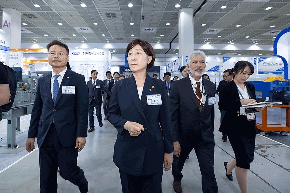 한화진 환경부 장관이 3일 서울 강남구 코엑스에서 열린 ‘제45회 국제환경산업기술&그린에너지전(ENVEX2024)’ 개막식을 마치고 전시장 내 참여 기업 부스를 둘러보고 있다.