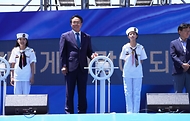 강도형 해양수산부 장관이 31일 경기도 화성시 전곡항에서 ‘국민에게 희망이 되는 바다’를 주제로 열린 ‘제29회 바다의 날’ 기념식에서 상징 퍼포먼스를 하고 있다.
