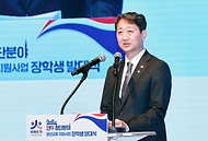 안덕근 산업통상자원부 장관이 3일 서울 중구 대한상공회의소 국제회의장에서 열린 ‘한미 첨단분야 청년교류 지원사업 1기 장학생 발대식’에 참석해 축사하고 있다.