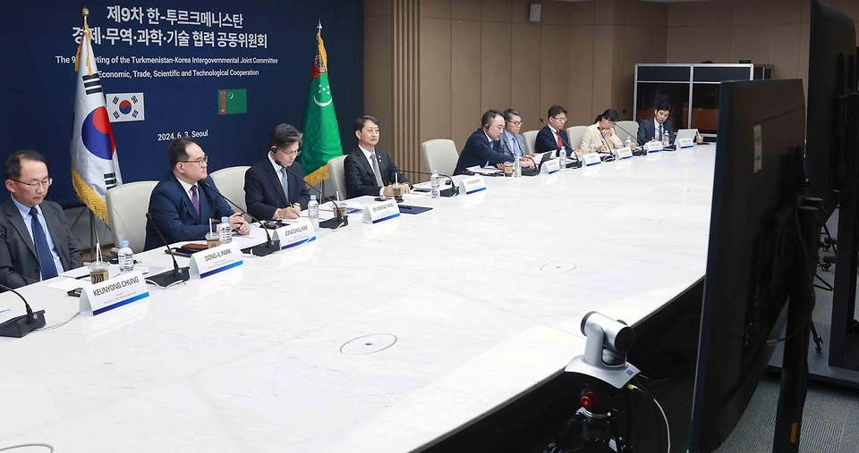 안덕근 산업통상자원부 장관이 3일 서울 중구 대한상공회의소 EC룸에서 열린 ‘제9차 한-투르크메니스탄 경제·무역·과학·기술 협력 공동위원회’에 참석해 무역투자, 플랜트 등 협력방안을 논의하고 있다. 