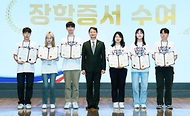 안덕근 산업통상자원부 장관이 3일 서울 중구 대한상공회의소 국제회의장에서 열린 ‘한미 첨단분야 청년교류 지원사업 1기 장학생 발대식’에 참석해 학생 대표 6명에게 장학증서를 수여 후 기념 촬영하고 있다.