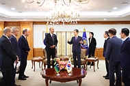 한덕수 국무총리가 3일 서울 종로구 정부서울청사에서 무사 알 코니(Mossa Al Kouni) 리비아 대통령위원회 부위원장과 회담하고 있다.